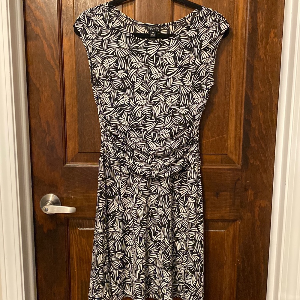 EN Focus Petite ladies black and white sleeveless dress. Size 4P.